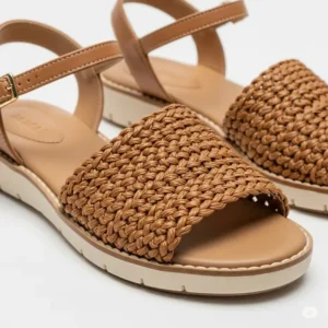 Stylish women's raffia sandals with a comfortable sole, perfect for summer.